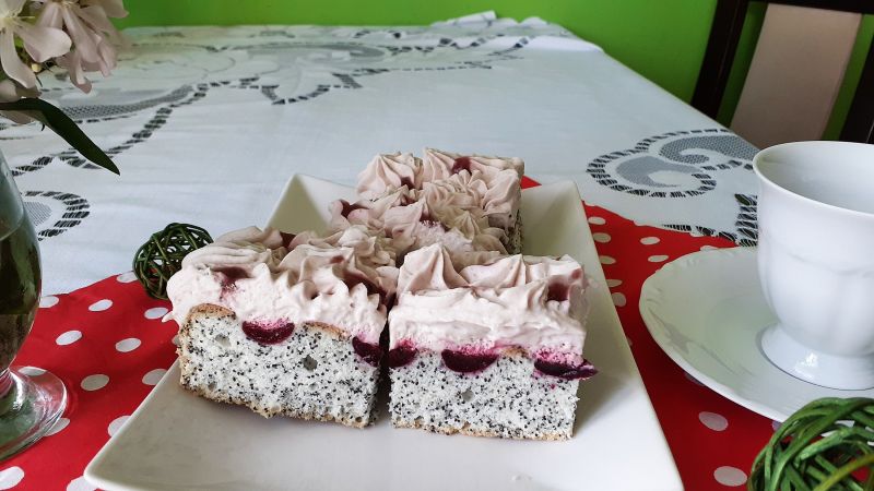 Piegusek na białkach z czereśnią Piegusek na białkach z czereśnią