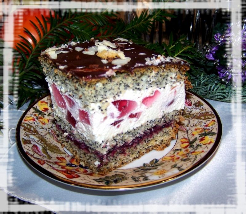 Piegusek przekładany leśnymi owocami. Piegusek przekładany leśnymi owocami.