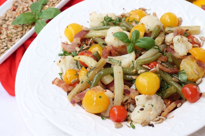 Piekielna sałatka z fasolką i ziarnami  Piekielna sałatka z fasolką i ziarnami