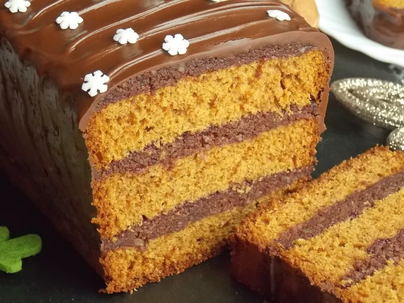 Piernik karmelowy z masą śliwkową i orzechami