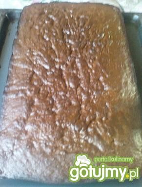 Piernik przekładany dżemem truskawkowym