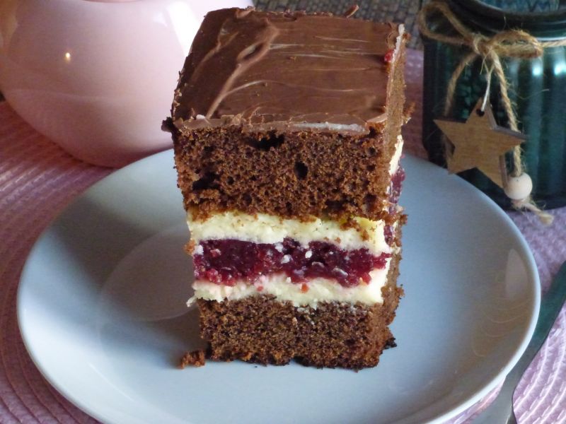 Piernik przekładany galaretką i masą budyniową Piernik przekładany galaretką i masą budyniową