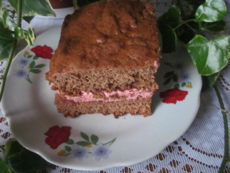 Piernik przekładany masą truskawkową  Piernik przekładany masą truskawkową