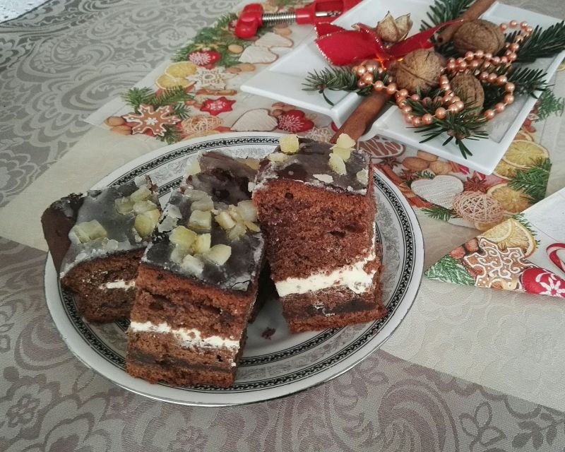 Piernik przekładany powidłami i bitą śmietaną