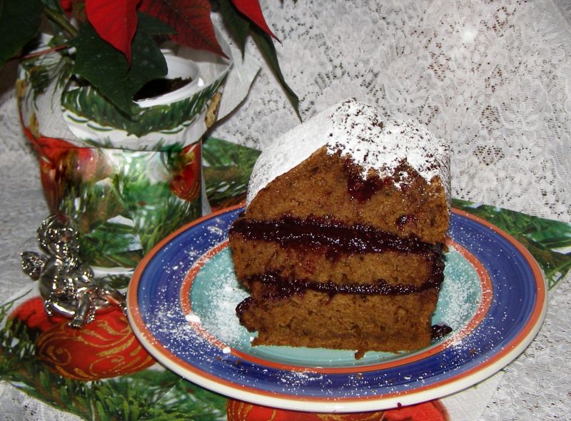 Piernik z dżemem przekładany dżemem.