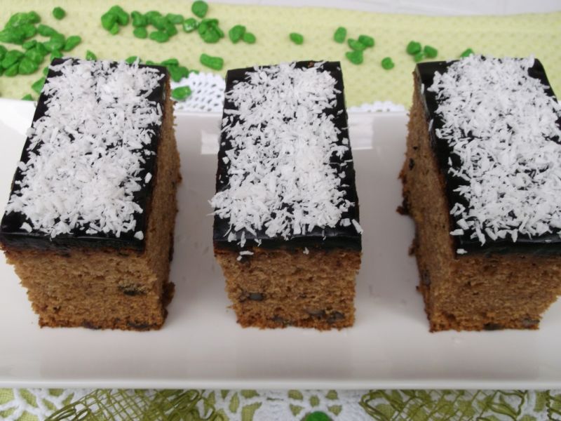 Piernik z orzechami i rodzynkami