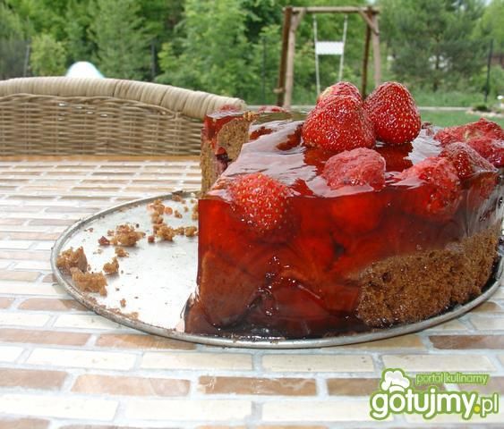 Piernik z truskawkami