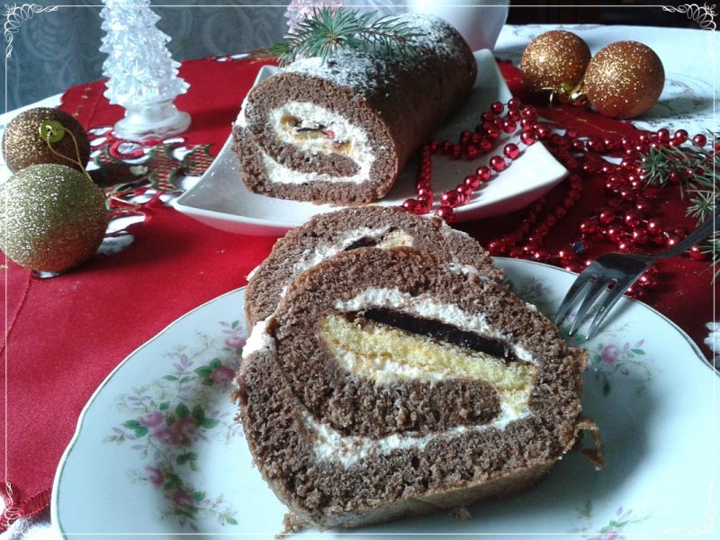 Piernikowa rolada z śmietana i delicjami Piernikowa rolada z śmietana i delicjami