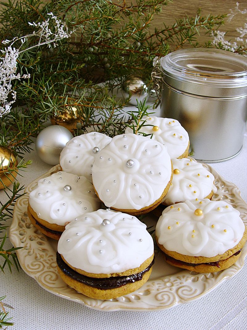 Piernikowe ala makaroniki z powidłami śliwkowymi