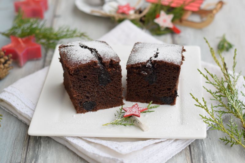 Piernikowe ciasto bez jajek z suszonymi śliwkami