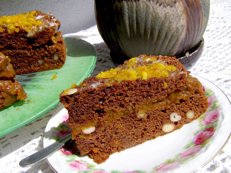 Piernikowe ciasto z orzechami nerkowca z dżemem