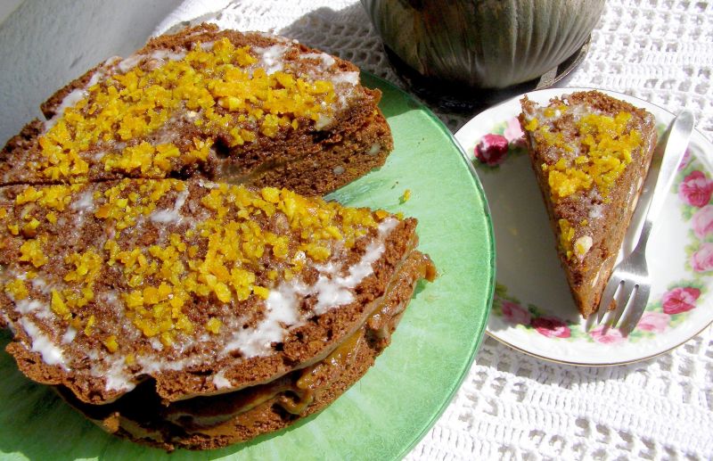 Piernikowe ciasto z orzechami nerkowca z dżemem