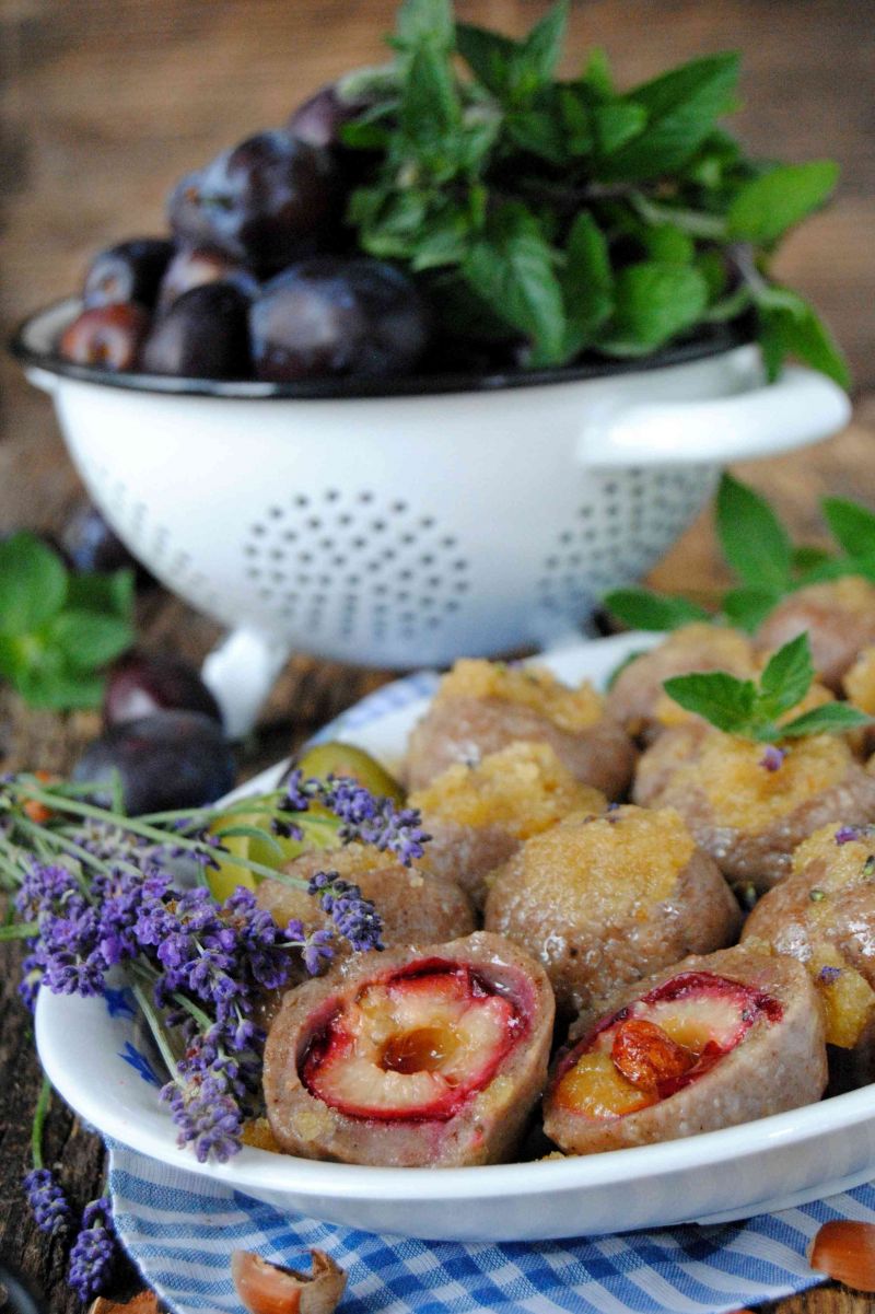 Piernikowe knedle ze śliwką