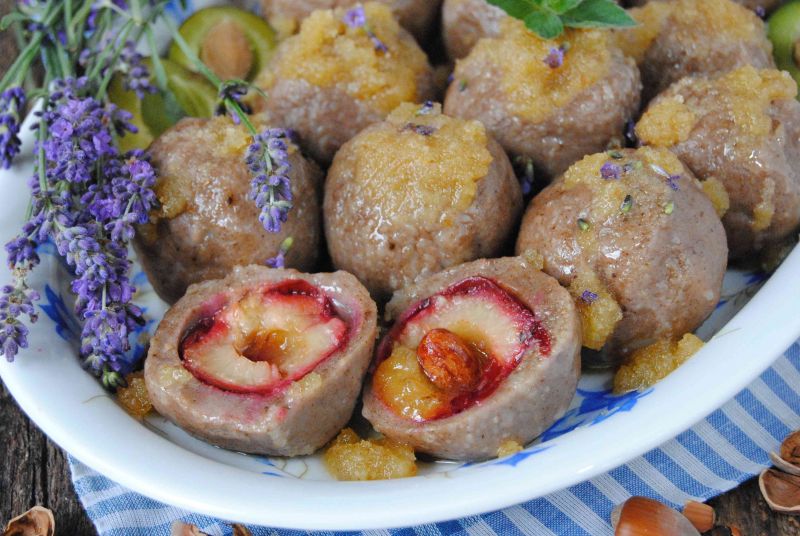 Piernikowe knedle ze śliwką