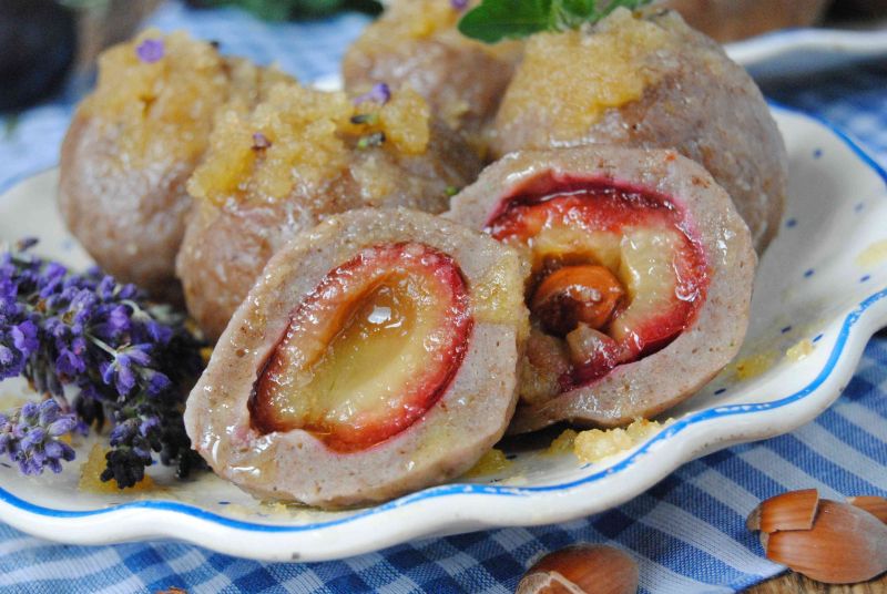 Piernikowe knedle ze śliwką