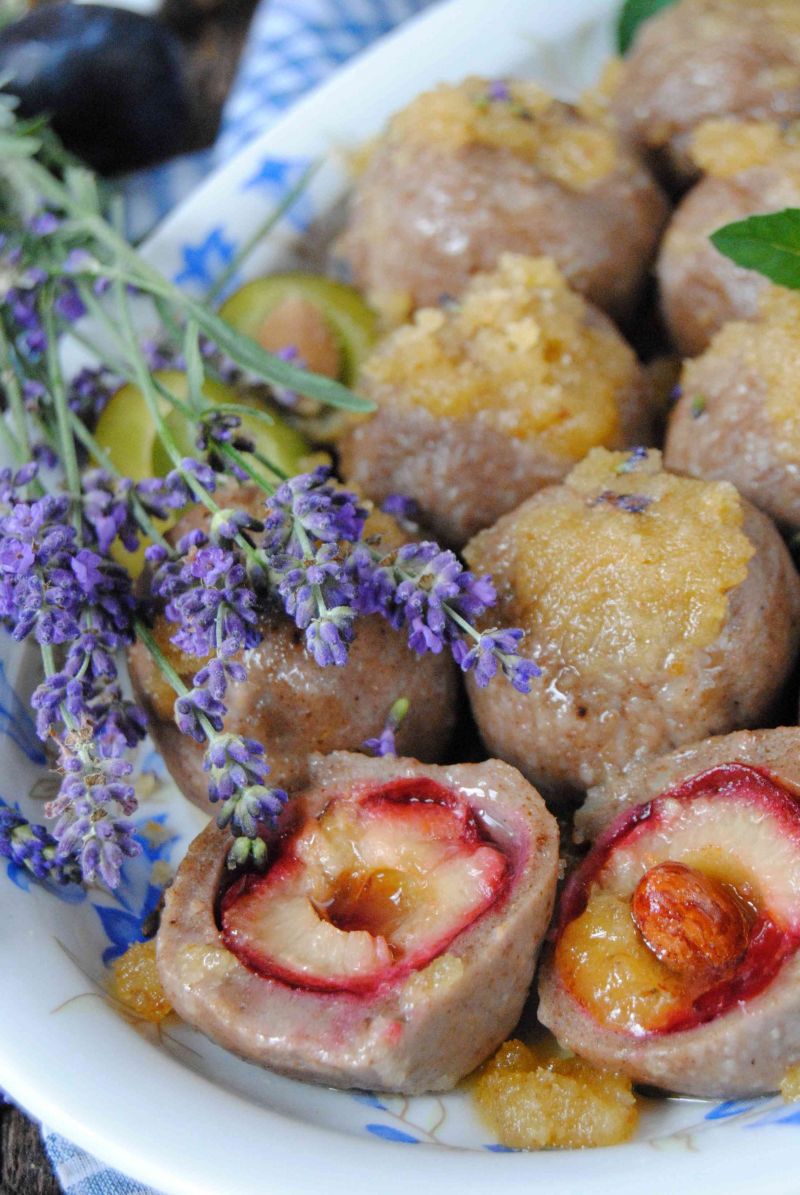 Piernikowe knedle ze śliwką