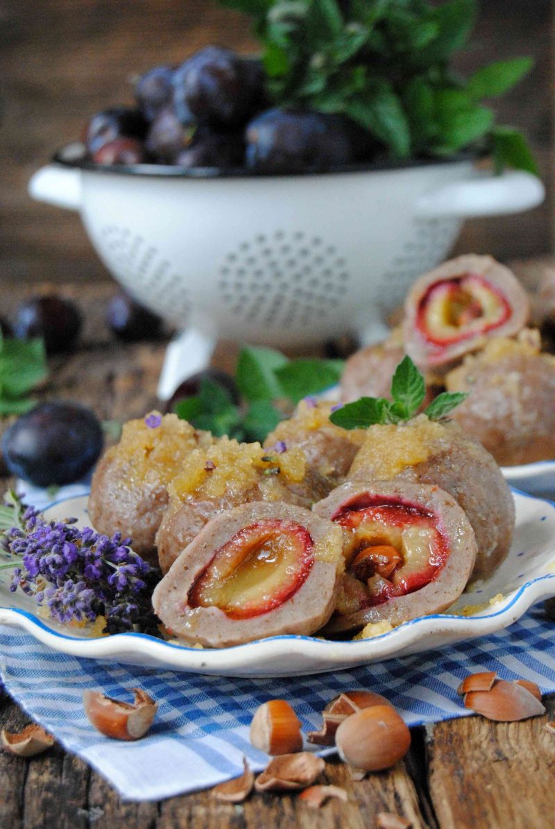 Piernikowe knedle ze śliwką