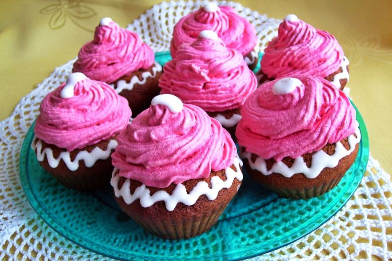 Piernikowe muffinki z bezową czapką 