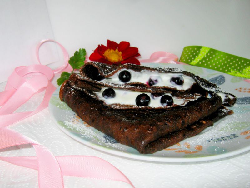 Piernikowe naleśniki z jogurtem i owocami