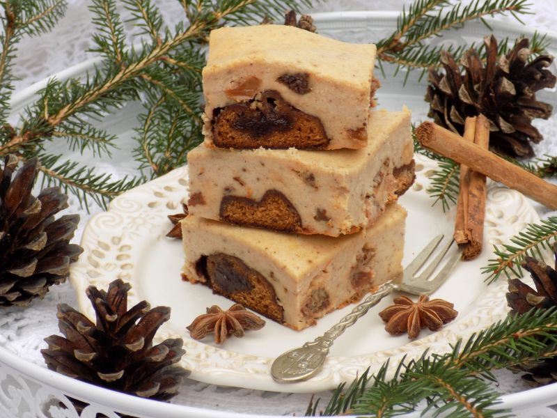 Piernikowy sernik z rodzynkami 