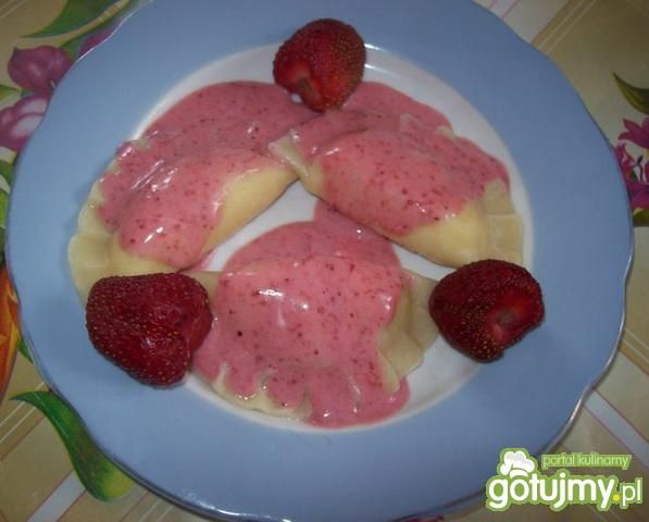 Pierogi babci Heni z sosem truskawkowym Pierogi babci Heni z sosem truskawkowym