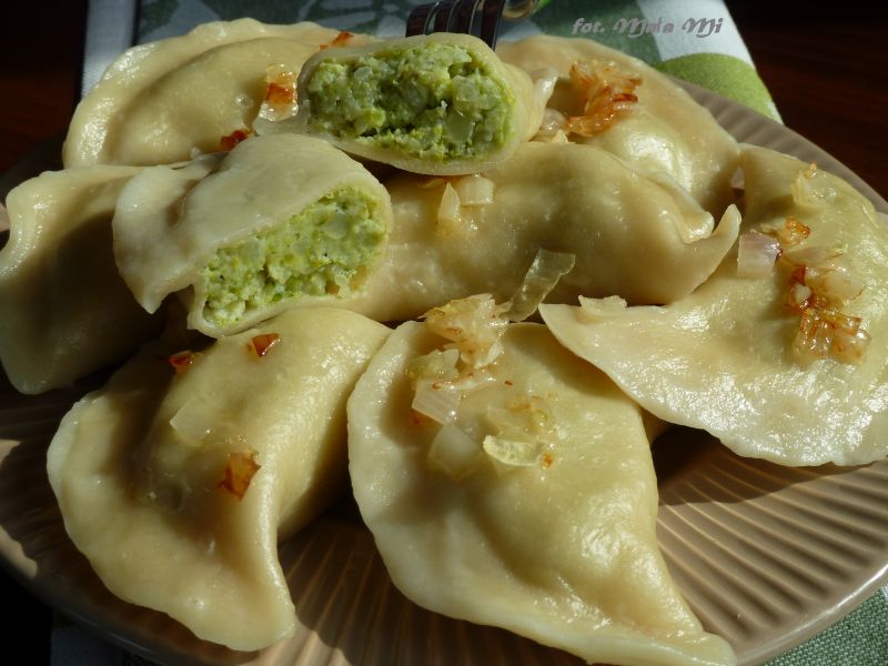 Pierogi brokułowo-ziemniaczane z ricottą 