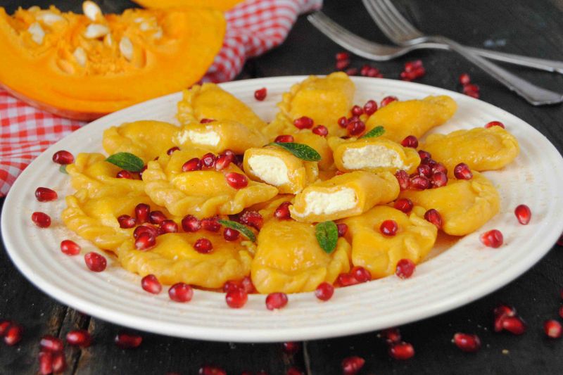 Pierogi dyniowo- serowe z granatem Pierogi dyniowo- serowe z granatem