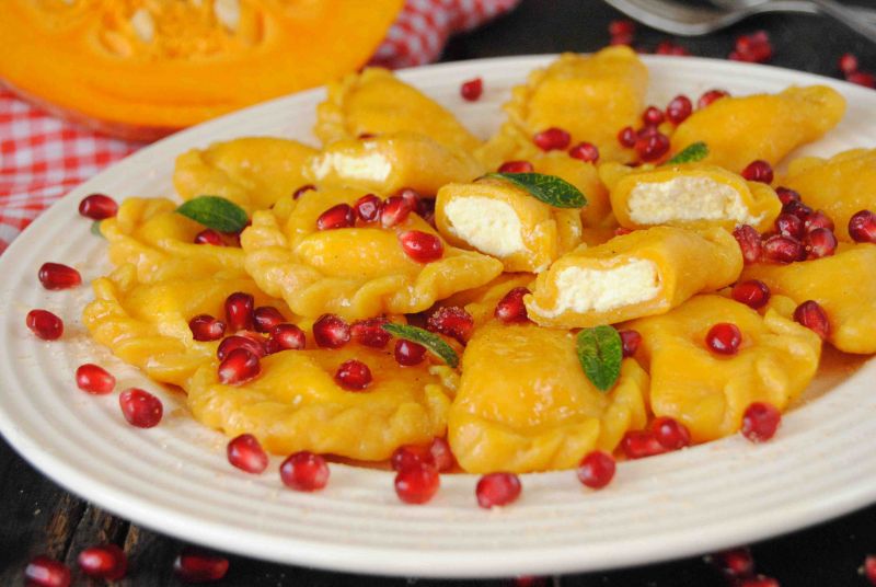 Pierogi dyniowo- serowe z granatem Pierogi dyniowo- serowe z granatem