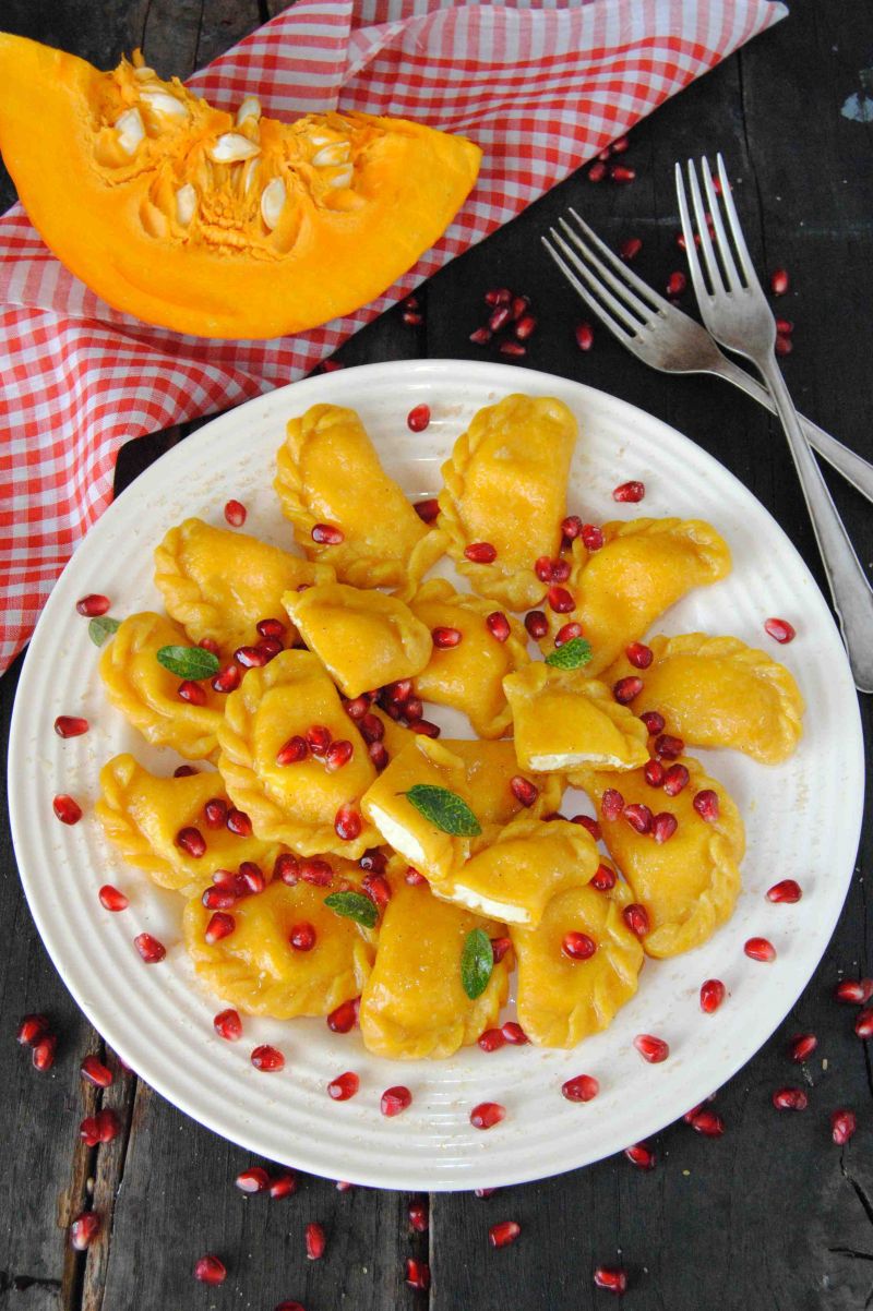 Pierogi dyniowo- serowe z granatem Pierogi dyniowo- serowe z granatem