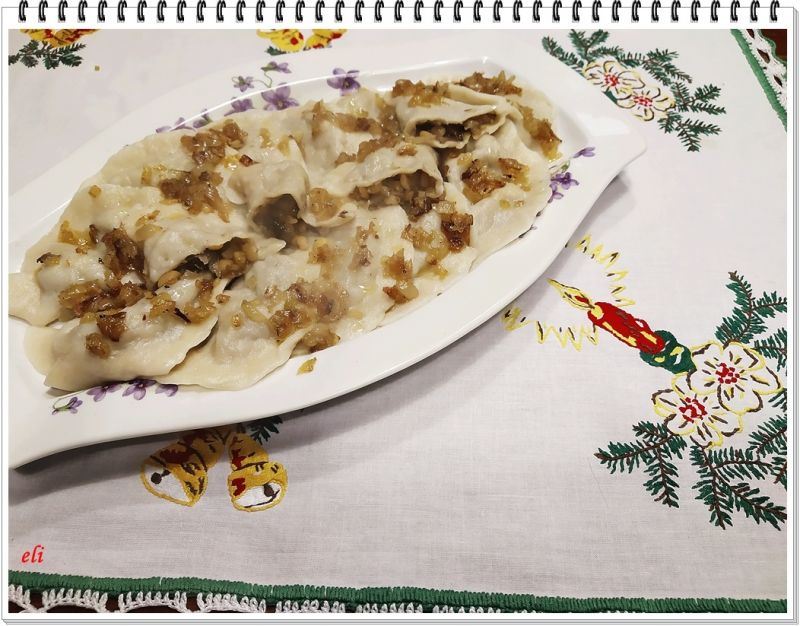 Pierogi Eli z kapustą grzybami i grochem