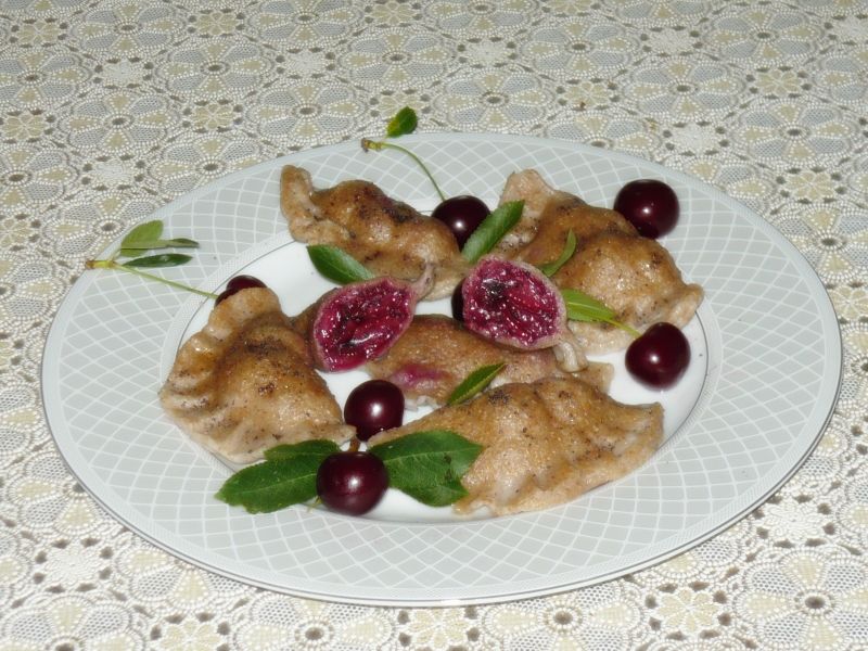 Pierogi orkiszowe z wiśniami