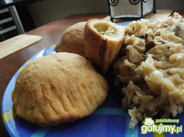 Pierogi pieczone z farszem mięsnym.