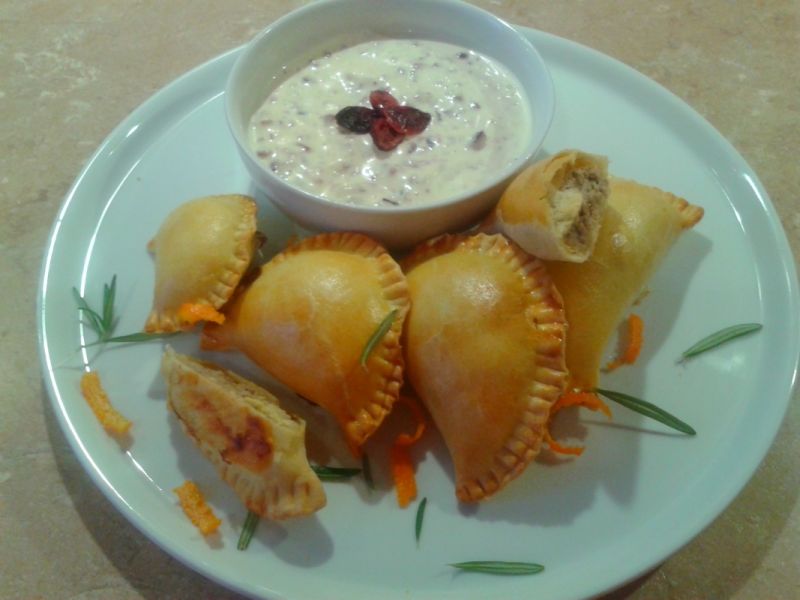 Pierogi pieczone z kaczką i dipem żurawinowym