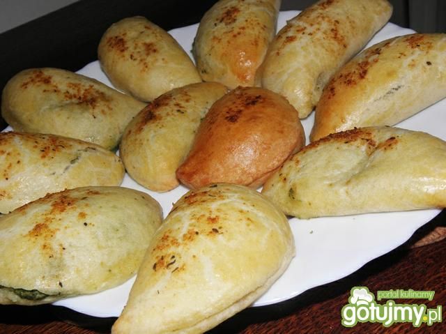 Pierogi pieczone ze szpinakiem i serem. Pierogi pieczone ze szpinakiem i serem.