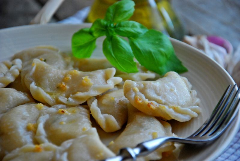 Pierogi ruskie z bazylią i czosnkiem