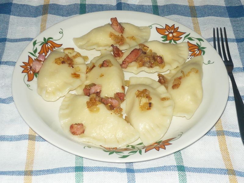 Pierogi ruskie z boczkiem i cebulką
