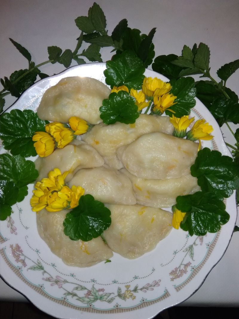 Pierogi ruskie z cukinią kurdybankiem i nagietkiem