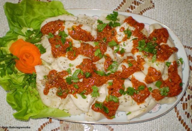 Pierogi ruskie z czerwonym pesto