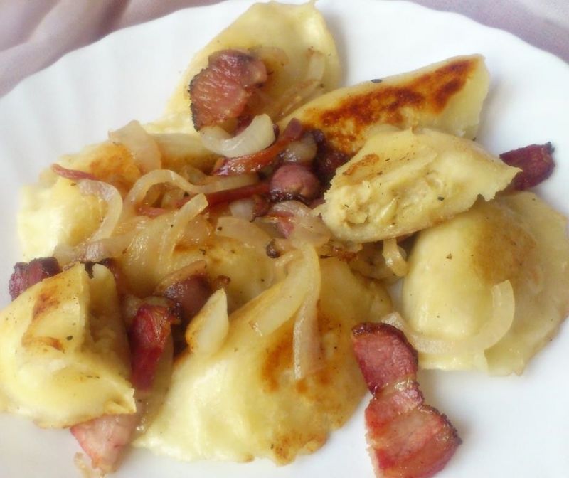 Pierogi ruskie z wędzonym boczkiem i cebulą