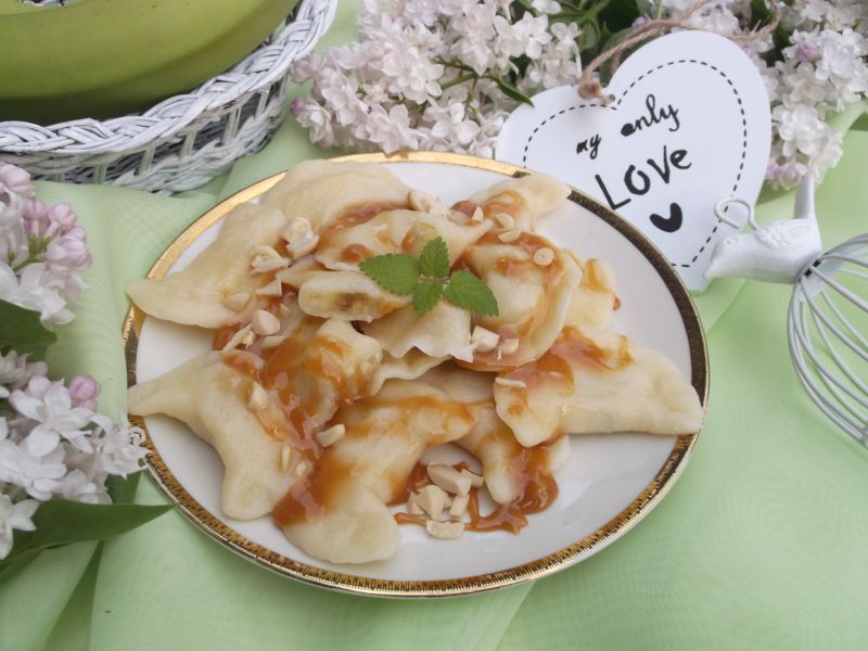Pierogi z bananami i sosem krówkowym Pierogi z bananami i sosem krówkowym