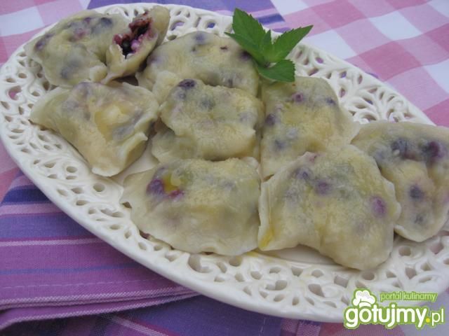 Pierogi z białym serem i jagodami       