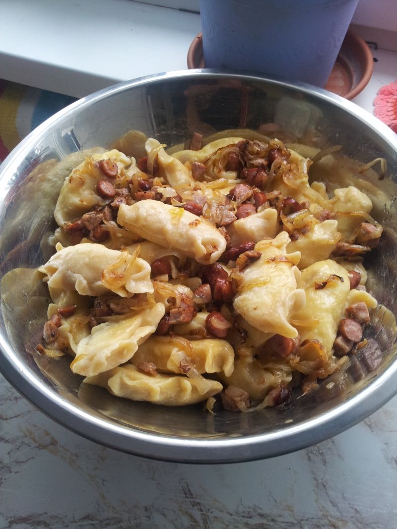Pierogi z białym serem ziemiakami cebulką kiełbasą Pierogi z białym serem ziemiakami cebulką kiełbasą