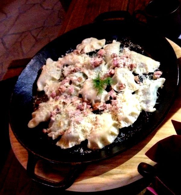 Pierogi z bigosem okraszone boczkiem i parmezanem  Pierogi z bigosem okraszone boczkiem i parmezanem