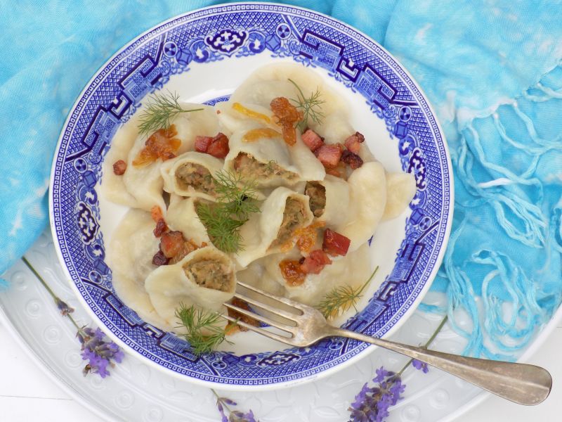 Pierogi z bobem, boczkiem, koperkiem i cebulką Pierogi z bobem, boczkiem, koperkiem i cebulką