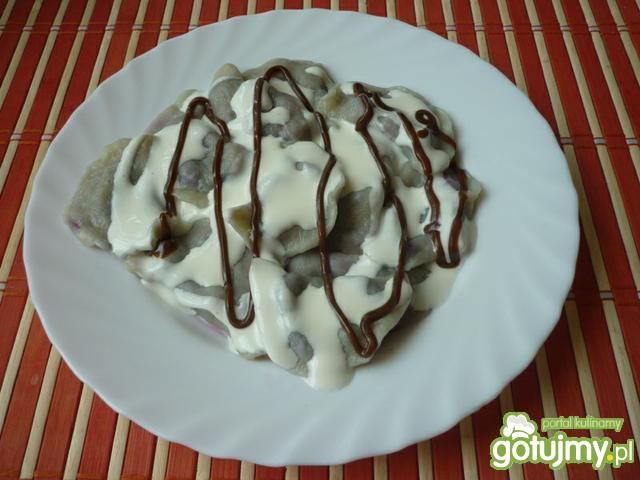 Pierogi z borówkami i śmietaną