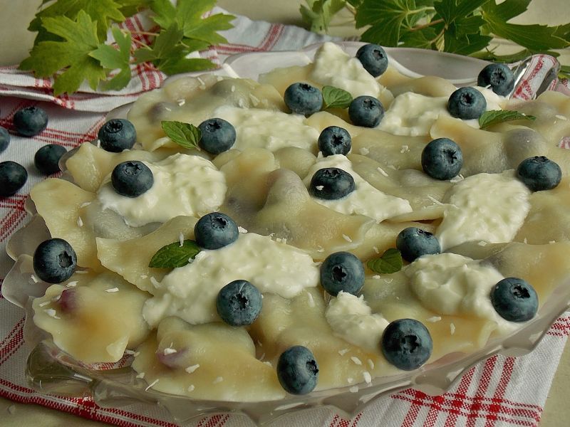 Pierogi z borówkami i sosem kokosowym  Pierogi z borówkami i sosem kokosowym