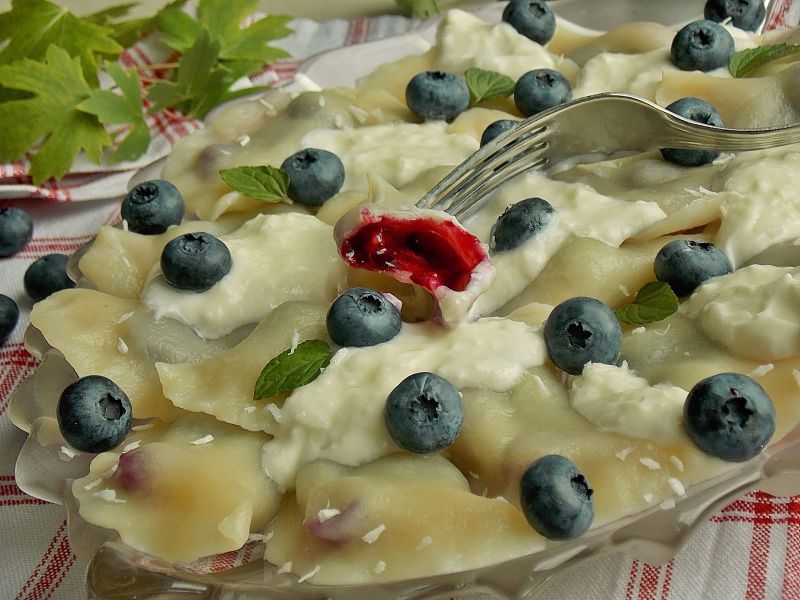 Pierogi z borówkami i sosem kokosowym  Pierogi z borówkami i sosem kokosowym