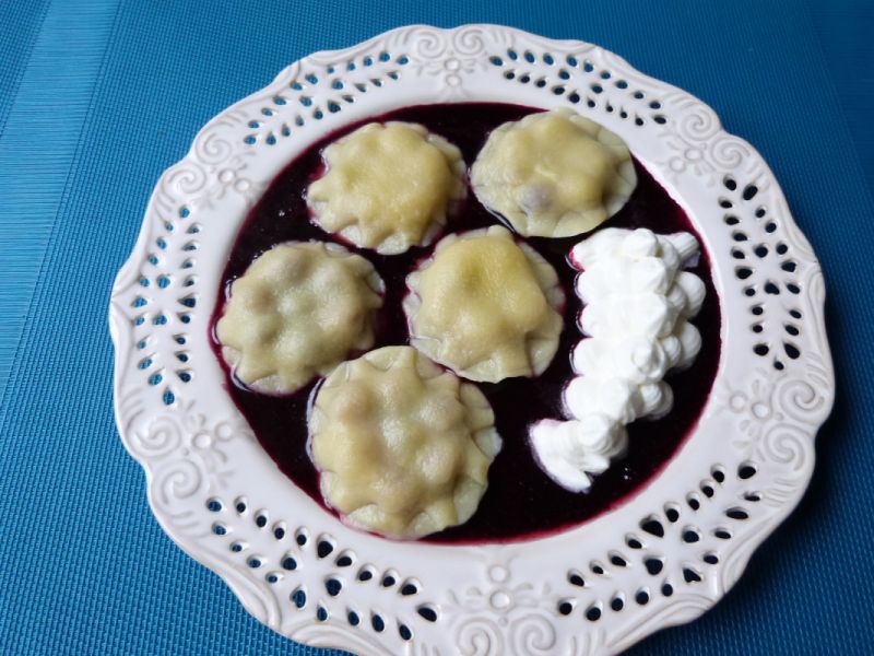 Pierogi z borówkami w kukurydzianym cieście
