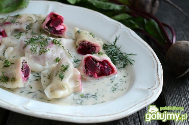 Pierogi z botwinką i fetą w sosie 