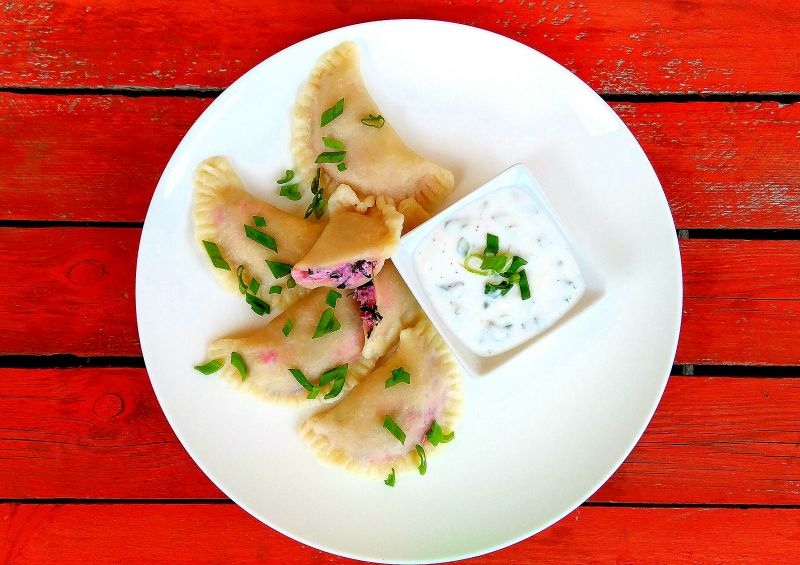 Pierogi z botwinką i ricottą z jogurtowym sosem Pierogi z botwinką i ricottą z jogurtowym sosem